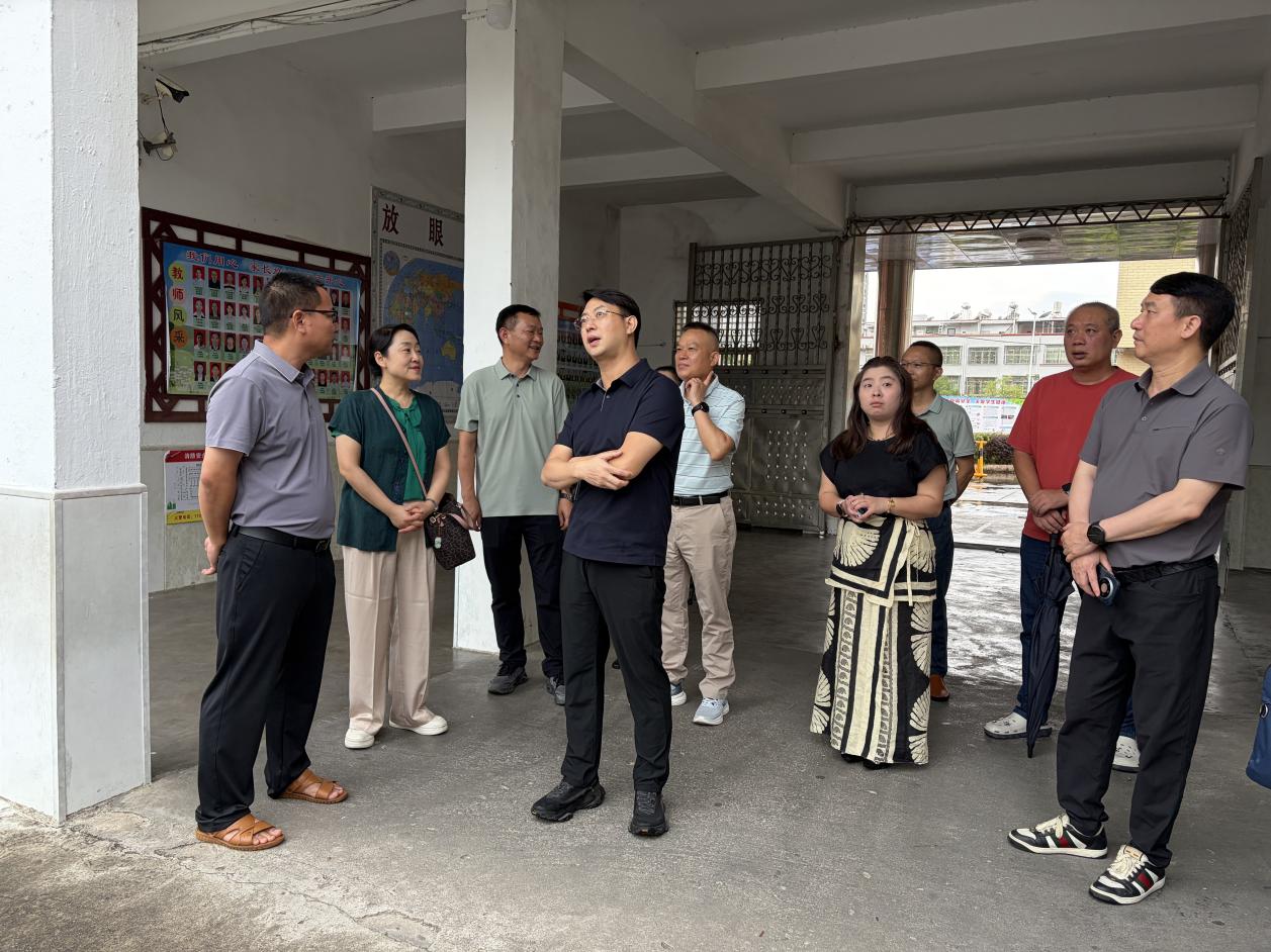 广州市海珠区滨江街道携手爱心企业到潘田中心小学开展助学慰问活动.docx_1