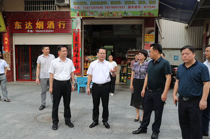 县委书记曾永祥率队到盛世名园农贸市场调研督导“三创”工作.JPG
