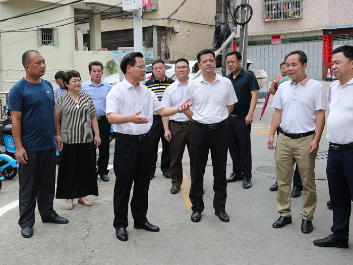 县委书记曾永祥率队到城北社区调研督导创建省级文明城市工作。.JPG