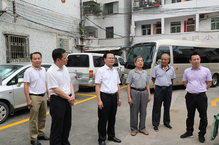 县委书记曾永祥率队到东园小区调研督导创建省级文明城市工作。.JPG