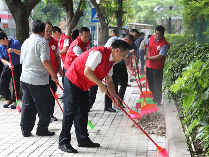 县委书记曾永祥率队参与爱国卫生运动.JPG