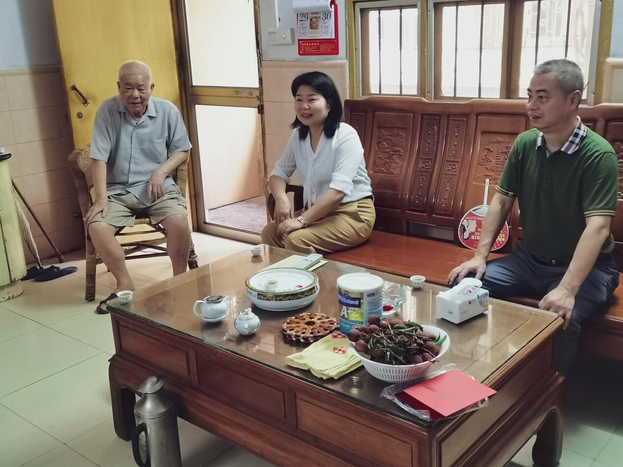 慰问过程中,张武珍书记与两位老党员促膝交谈,认真询问了解了他们的