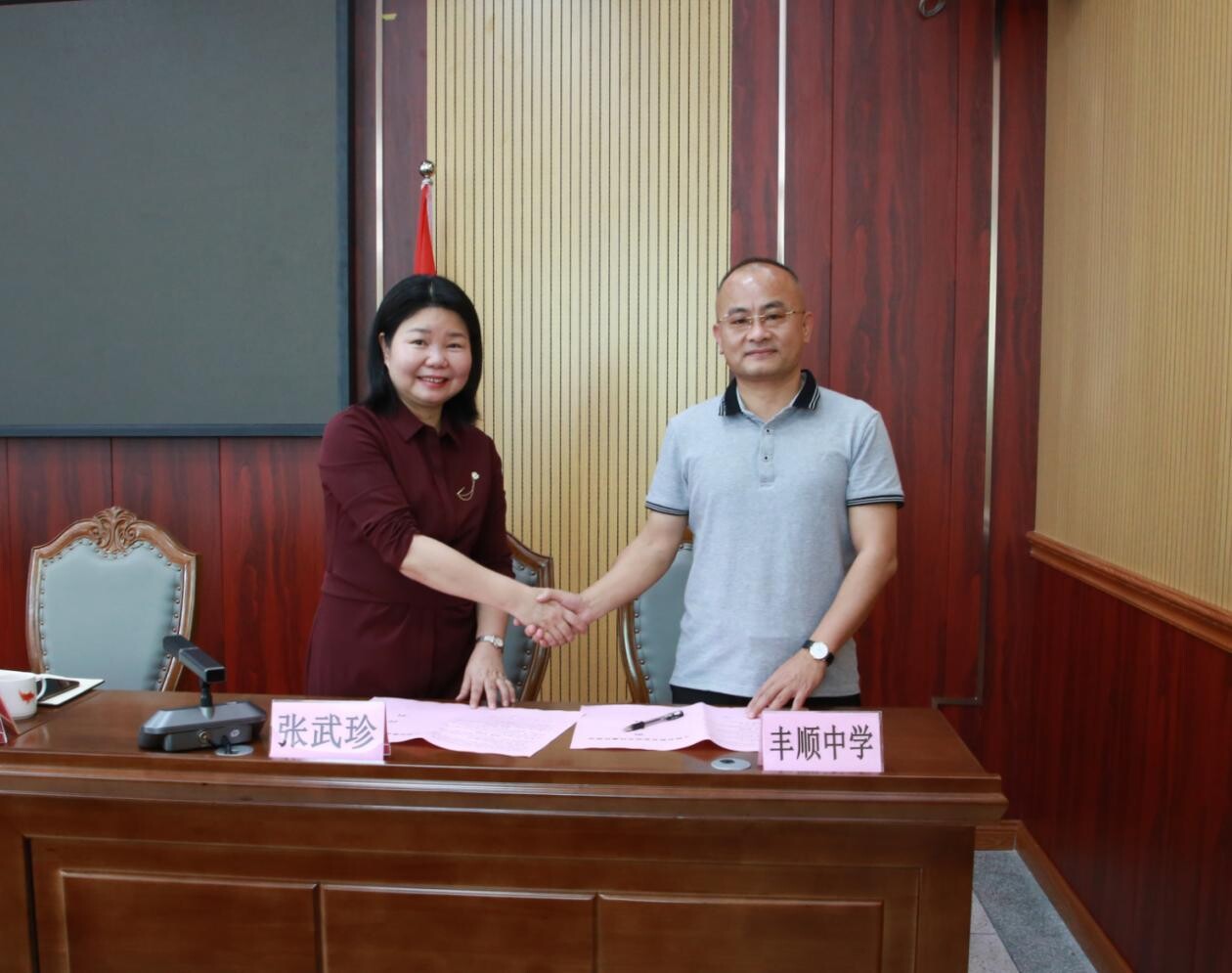 会上,张武珍代表县教育局与各学校主要负责人签订了《丰顺县教育系统
