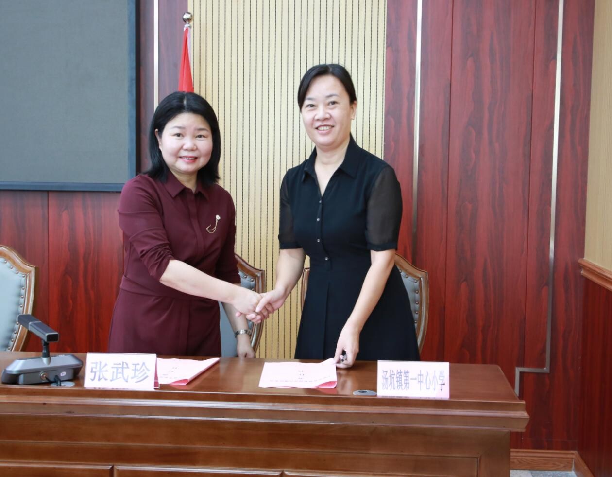 会上,张武珍代表县教育局与各学校主要负责人签订了《丰顺县教育系统