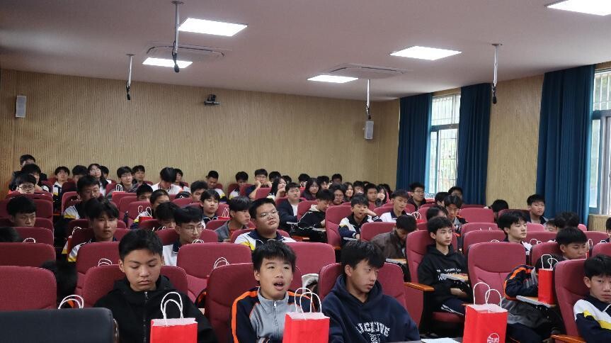 丰顺县东海中学开展12674国家宪法日宪法学习活动