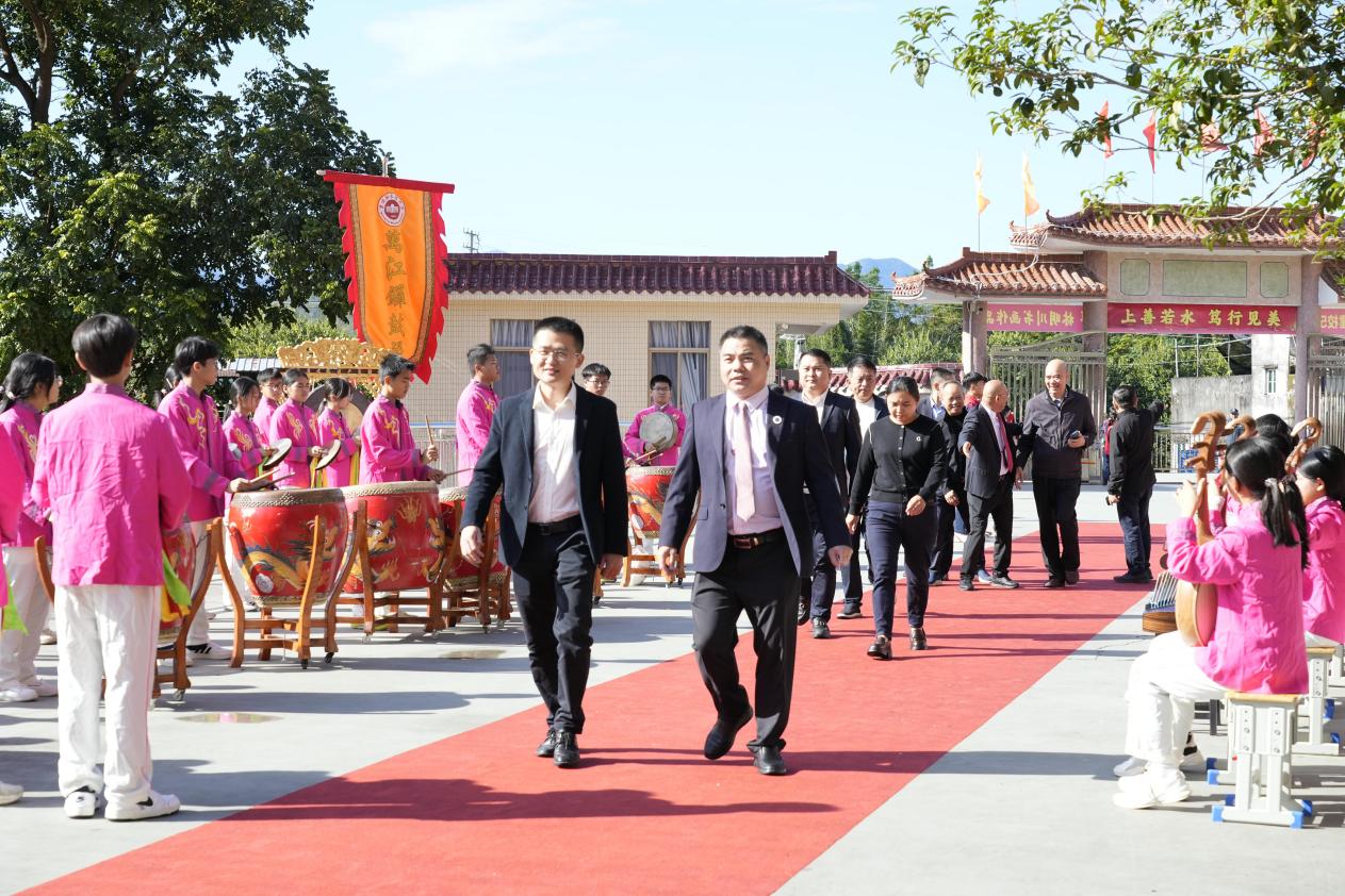 东留中学举办罗益群、林明川书画作品展.docx_1