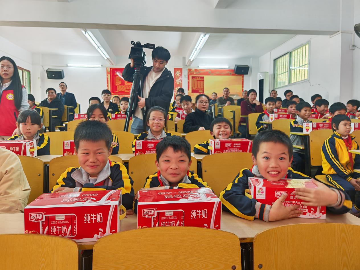 丰顺县“燕塘乳业 情暖童心”2026年关爱青少年新春送温暖活动在龙岗学举行.docx_4
